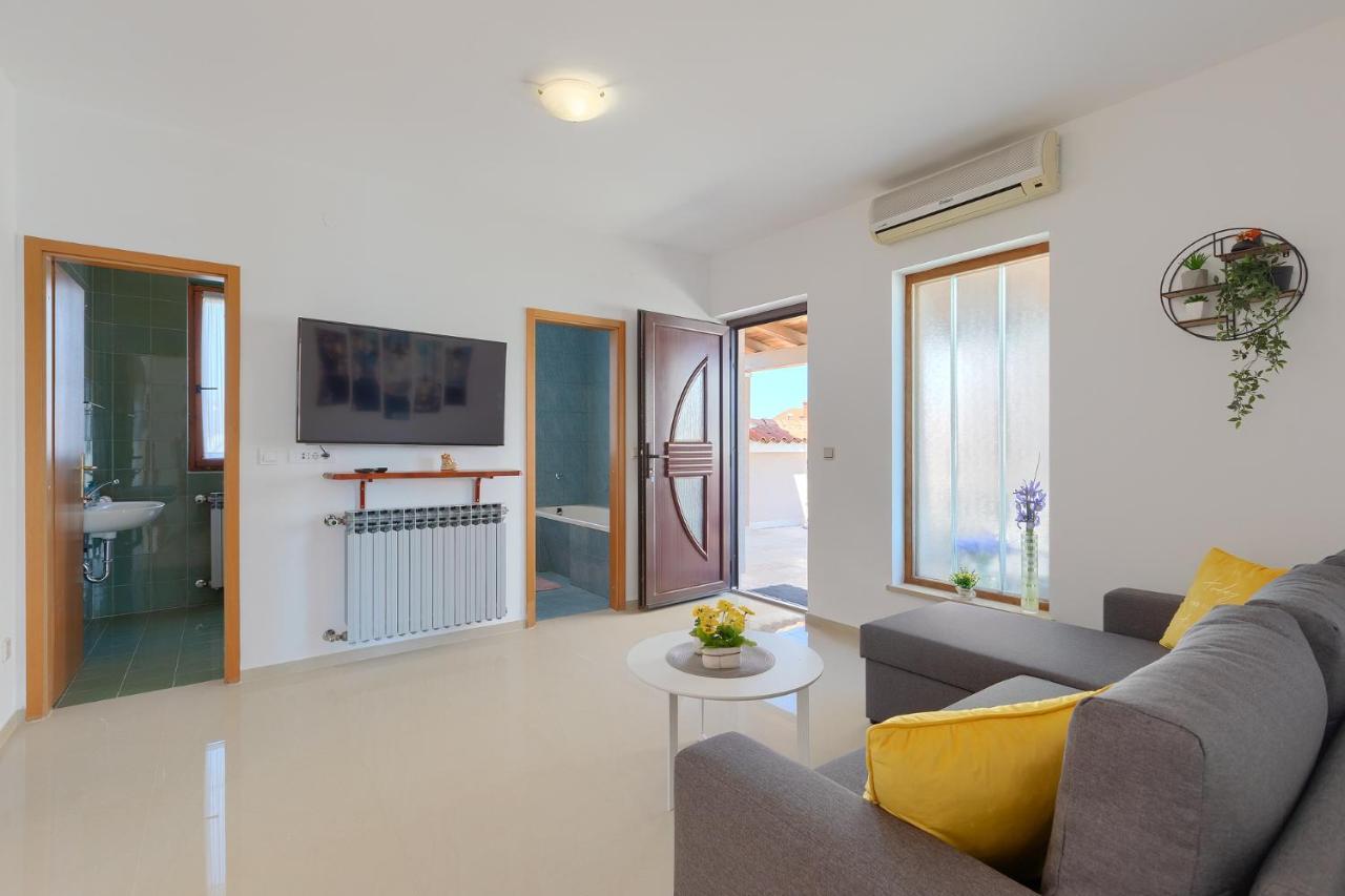 Apartment Christina Pula Bagian luar foto